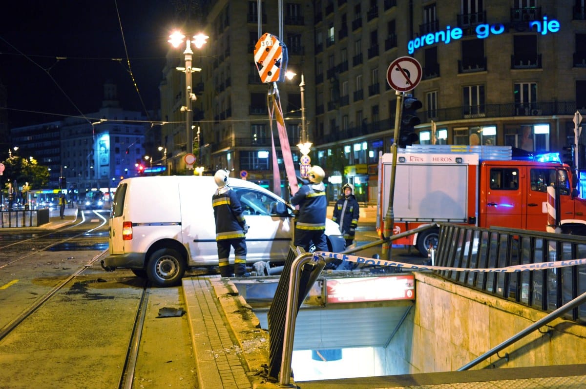 Fotó: letarolta egy autó az Astoria-aluljáró korlátját