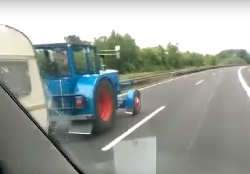 Ettől az előzéstől igencsak meglepődött a sofőr – videó