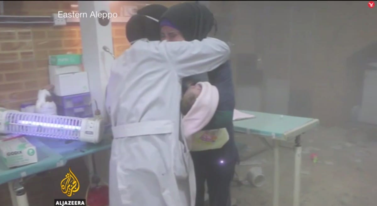 Koraszülötteket szedtek ki a lebombázott kórház inkubátoraiból Aleppóban - felkavaró videó