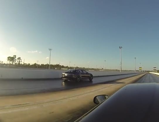 Jó kis csata a Tesla versus Ferrari – video