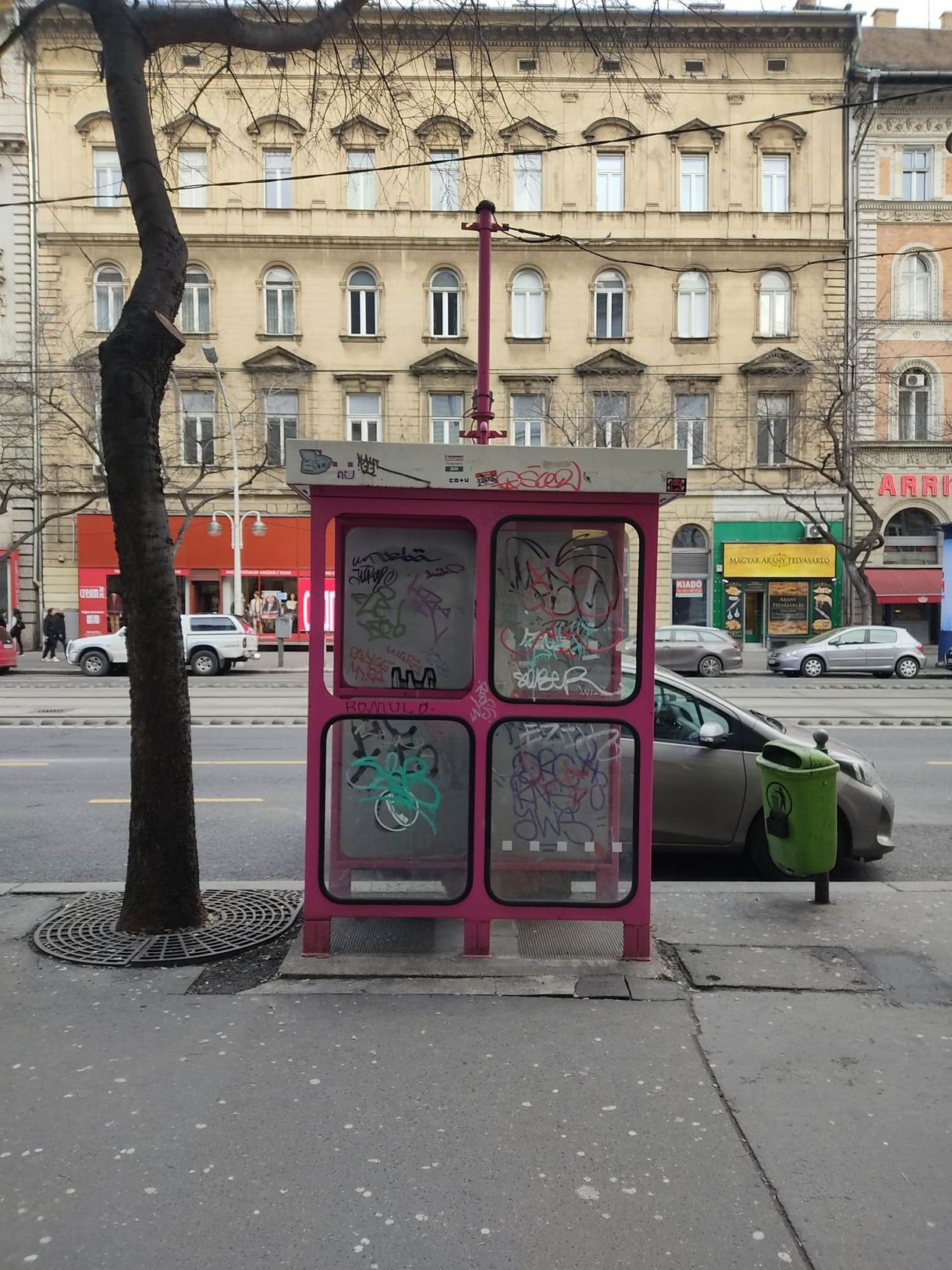 Soproni Tamás hadat üzent a nyilvános WC-ként funkcionáló telefonfülkéknek