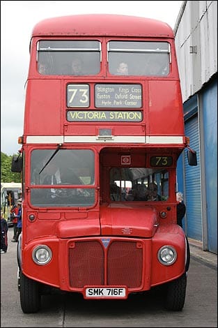 Routemaster: visszatértek a régi piros buszok Londonba