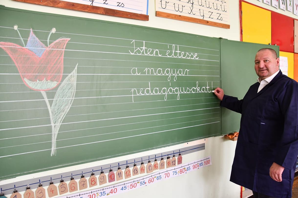 Németh Szilárd gyöngybetűkkel és rajzolt virággal köszönti a pedagógusokat
