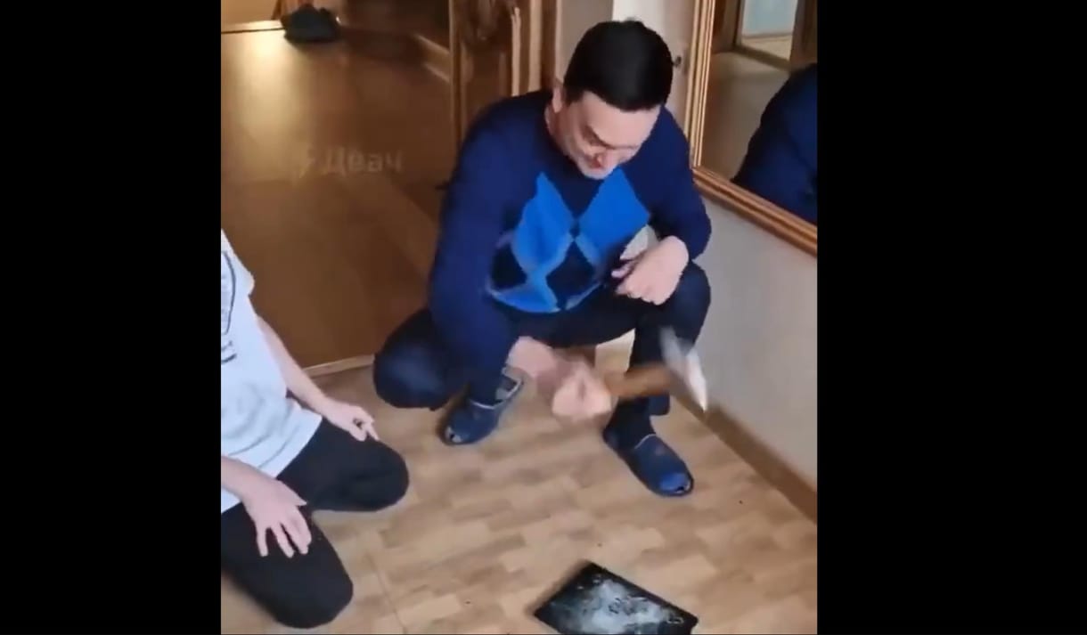 Kalapáccsal verte szét iPadjét egy orosz férfi a szankciók miatt – videó