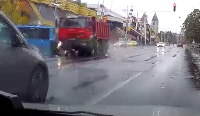 Videón, ahogy egy piroson áthajtó teherautó maga alá gyűr egy robogót a Lehel térnél