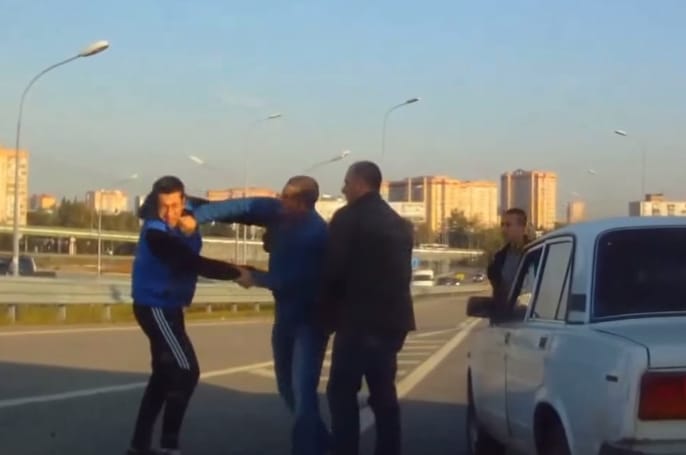 Az autópályán verték egymást a feldühödött sofőrök - videó