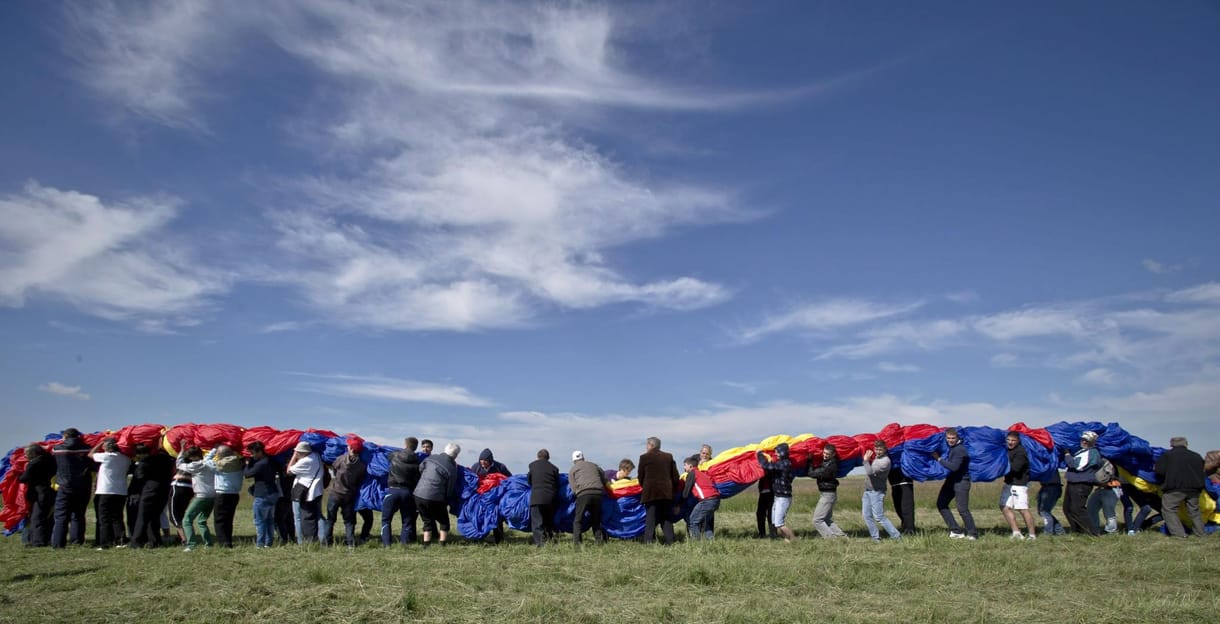 Fotók: több százan birkóztak a Guiness-rekordot döntő román zászlóval