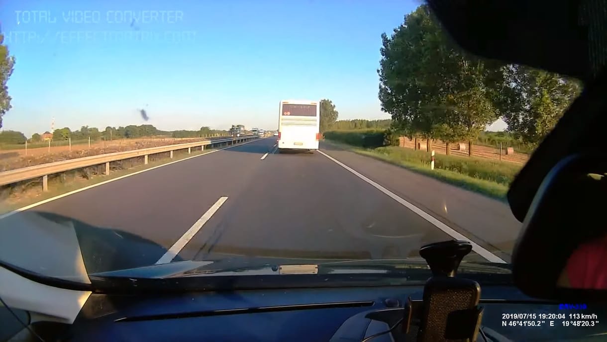 130-cal döngető szerb autóbuszt videóztak az M5-ösön