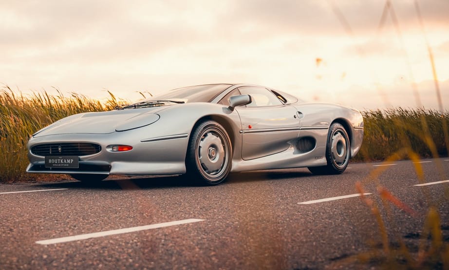 Szinte hihetetlen: bejáratósan új 30 éves Jaguar XJ220-at kínálnak eladásra