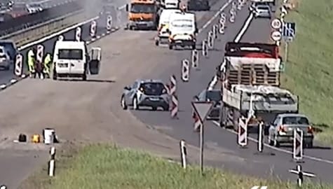 Hiába a terelőoszlopok, egy autós akkor is keresztülvág az aszfaltozáson – videó 