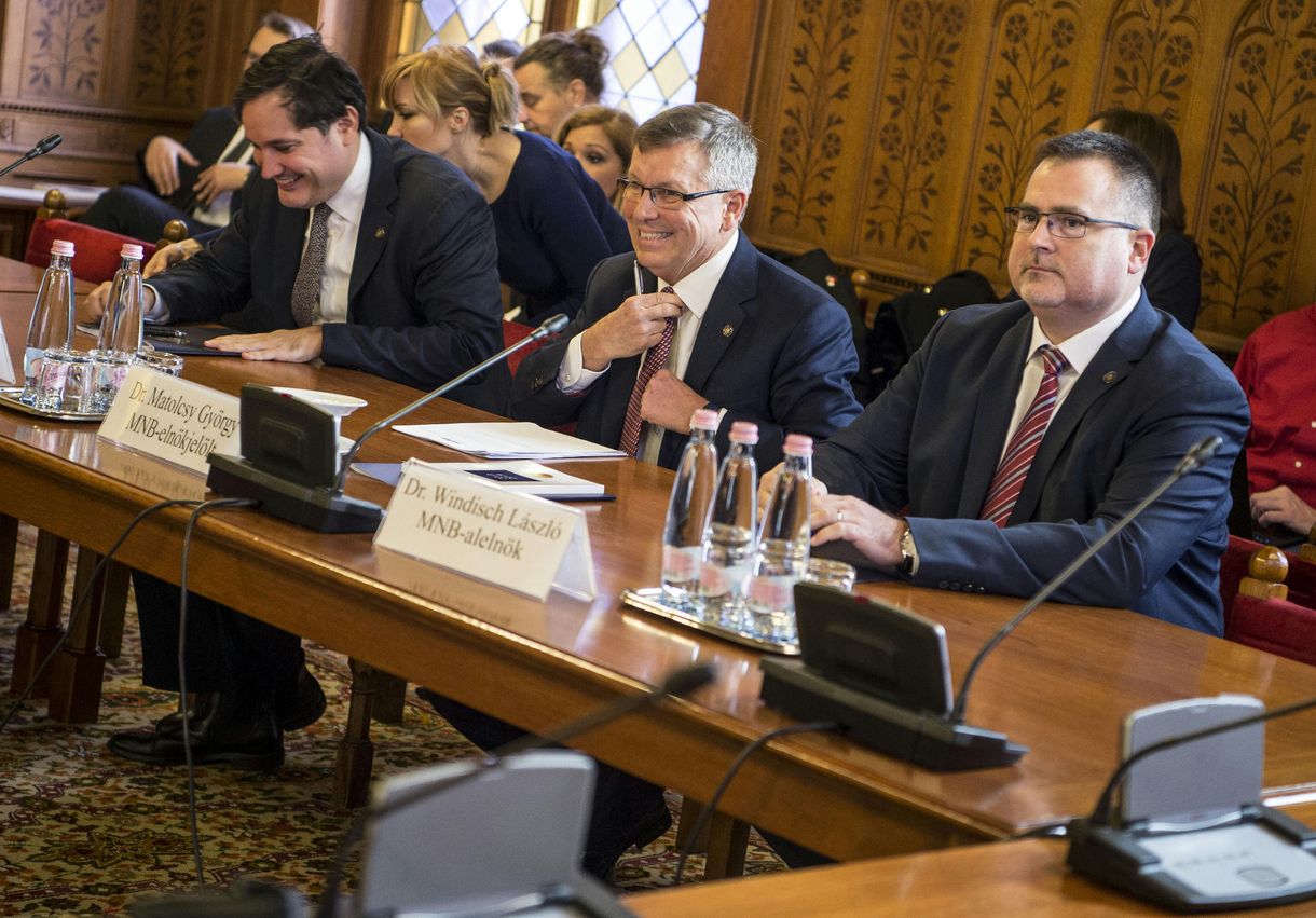 Megmagyarázta a számvevőszék, miért nem vette észre az elnöke még az MNB-nél dolgozva, hogy baj van az alapítványokkal