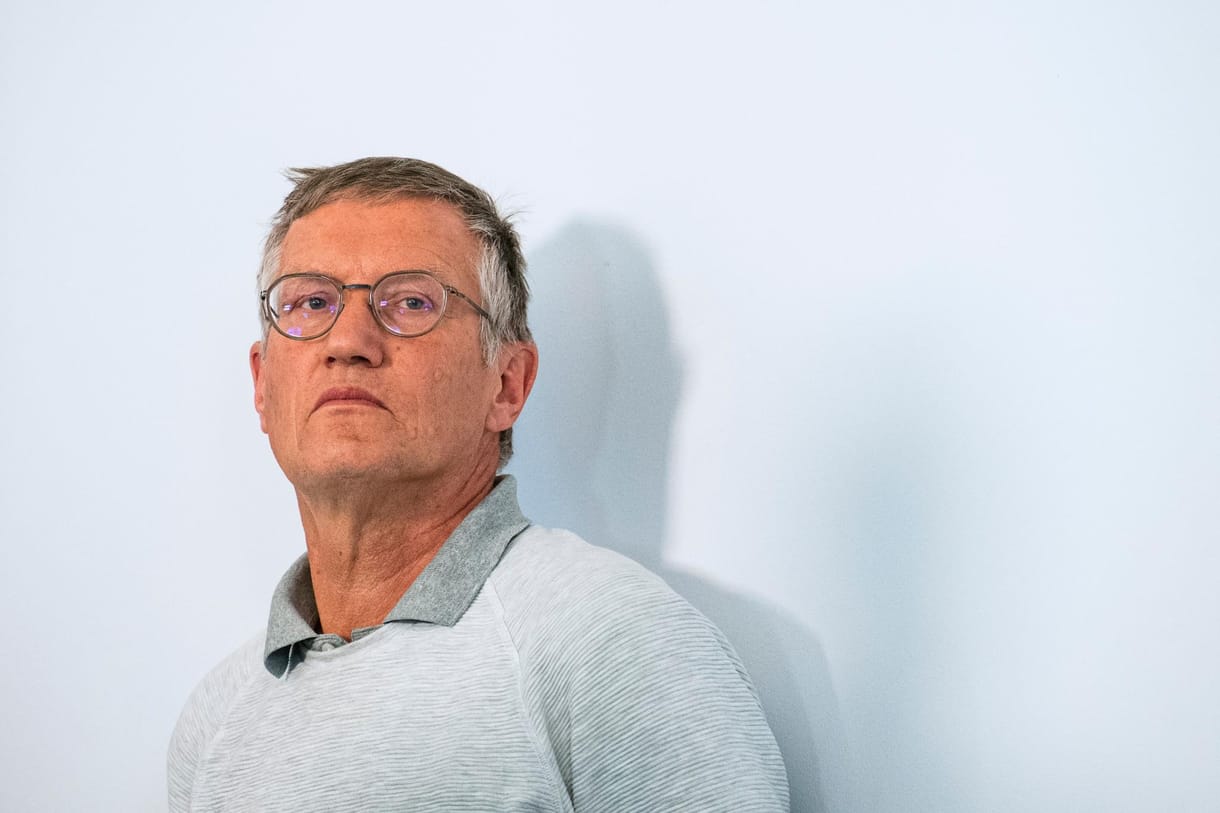 A pulóveres járványstratéga, akinek módszereit világszerte feszülten figyelik 