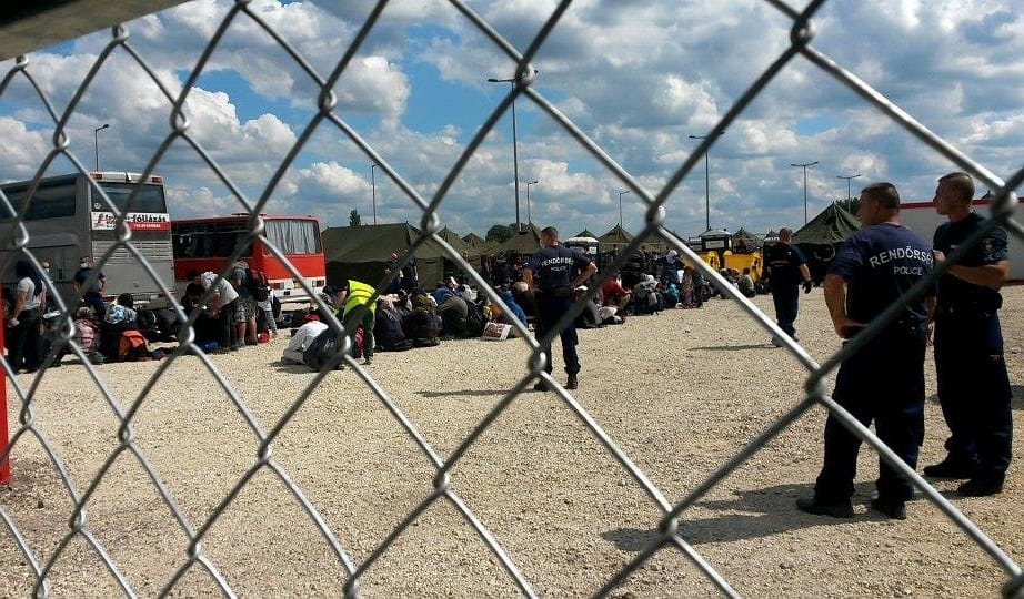 Tömegek várnak a Keletiben, áznak és fáznak Röszkén – hírek percről percre