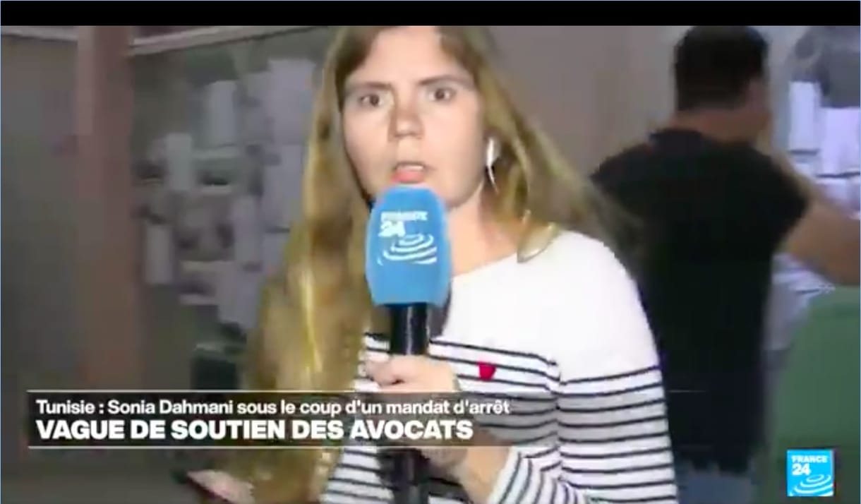 Élőben közvetítette a France24, ahogy Tunéziában a biztonsági erők őrizetbe vesznek egy ügyvédet
