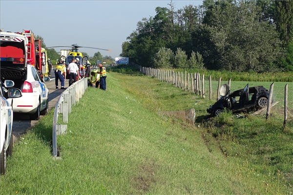 Kigyulladt egy karambolozó autó, dugó van az M5-ösön Budapest felé