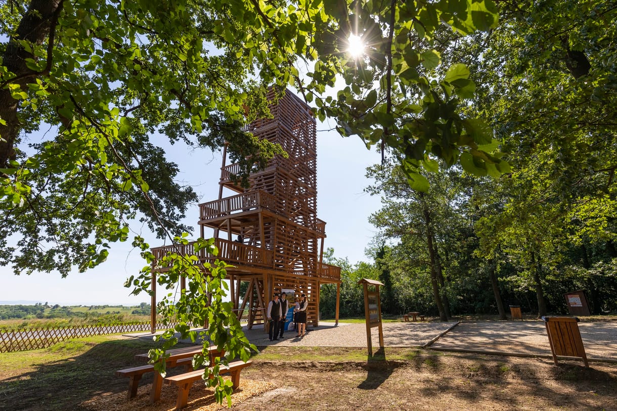 16 méter magasból tárul elénk a Balaton a legújabb kilátóról – fotók