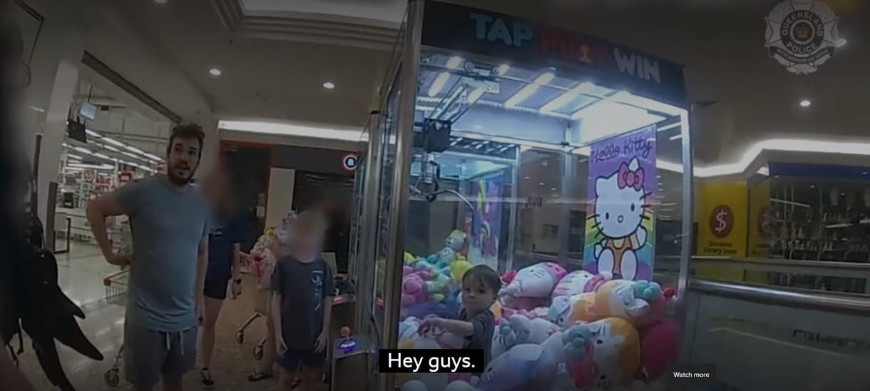 Rendőrök mentették ki a plüssök közül a hároméves Ethant, aki beszorult egy játékgépbe – videó
