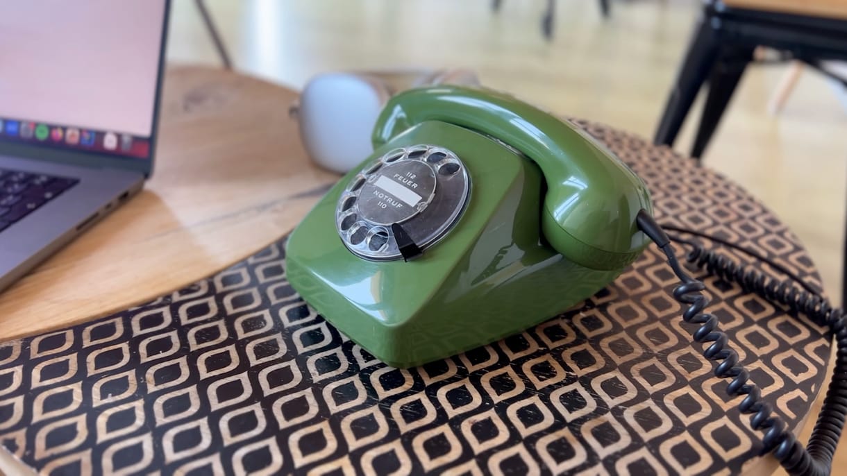 Megcsinálták, és működik: egy régi, tárcsás telefonban az otthon mindenféle kütyüit irányító ChatGPT szólal meg