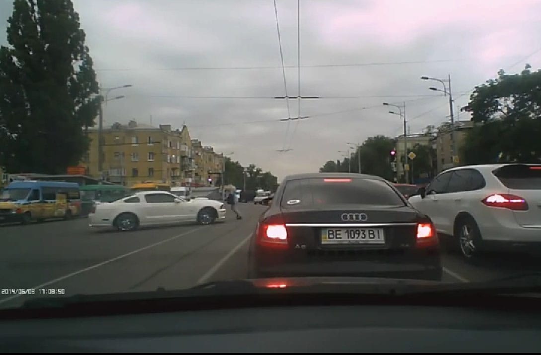 Így jár, aki Ford Mustanggal keménykedik a városi forgalomban – videó