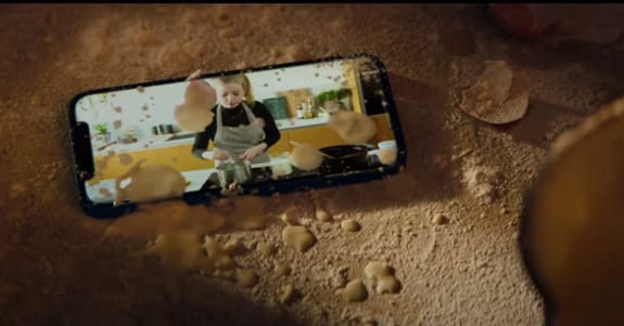 Rendhagyó tortúrateszten az iPhone 12