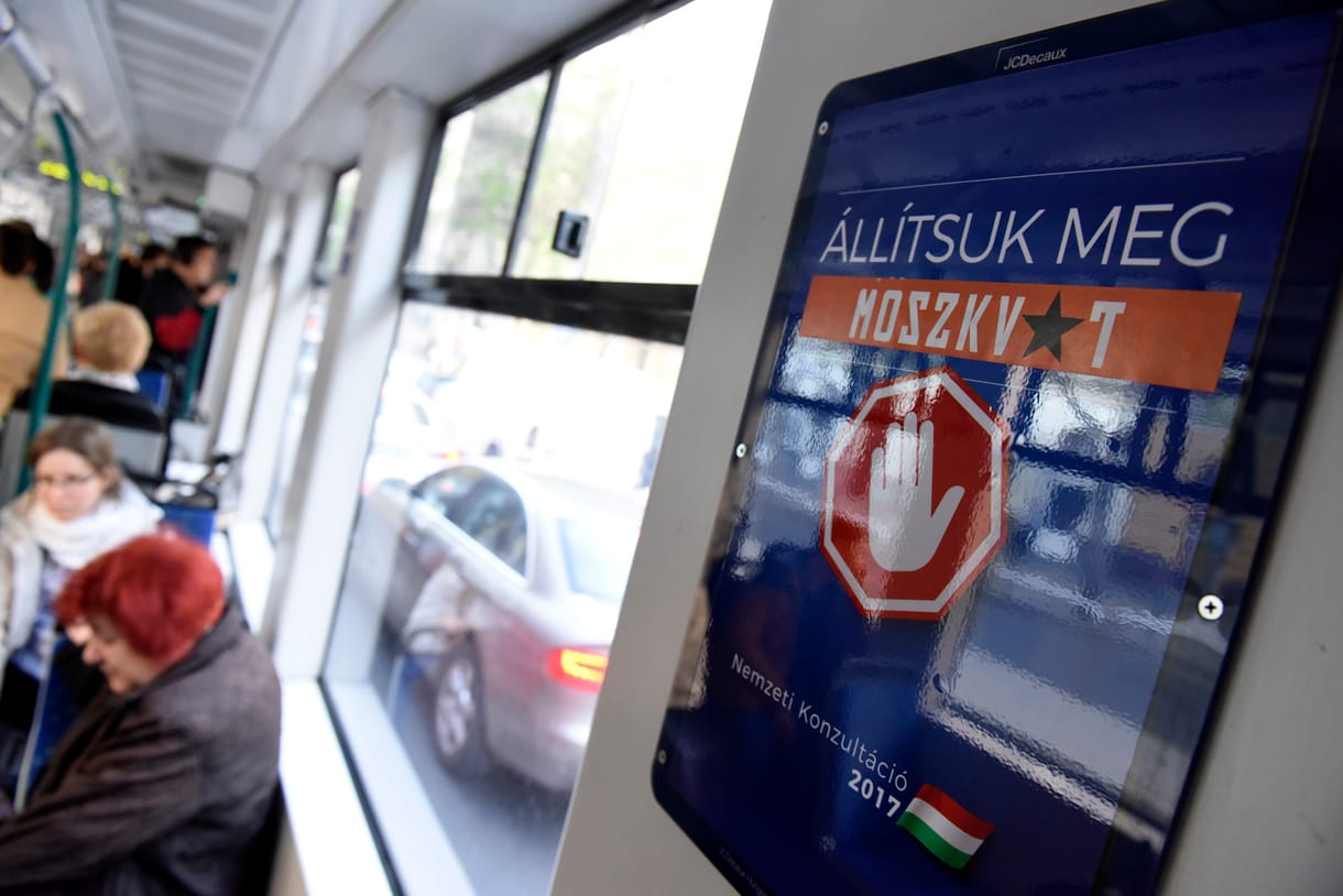 Feljelentené a Momentumot az átragasztott kormányplakátok miatt a francia hirdetőcég