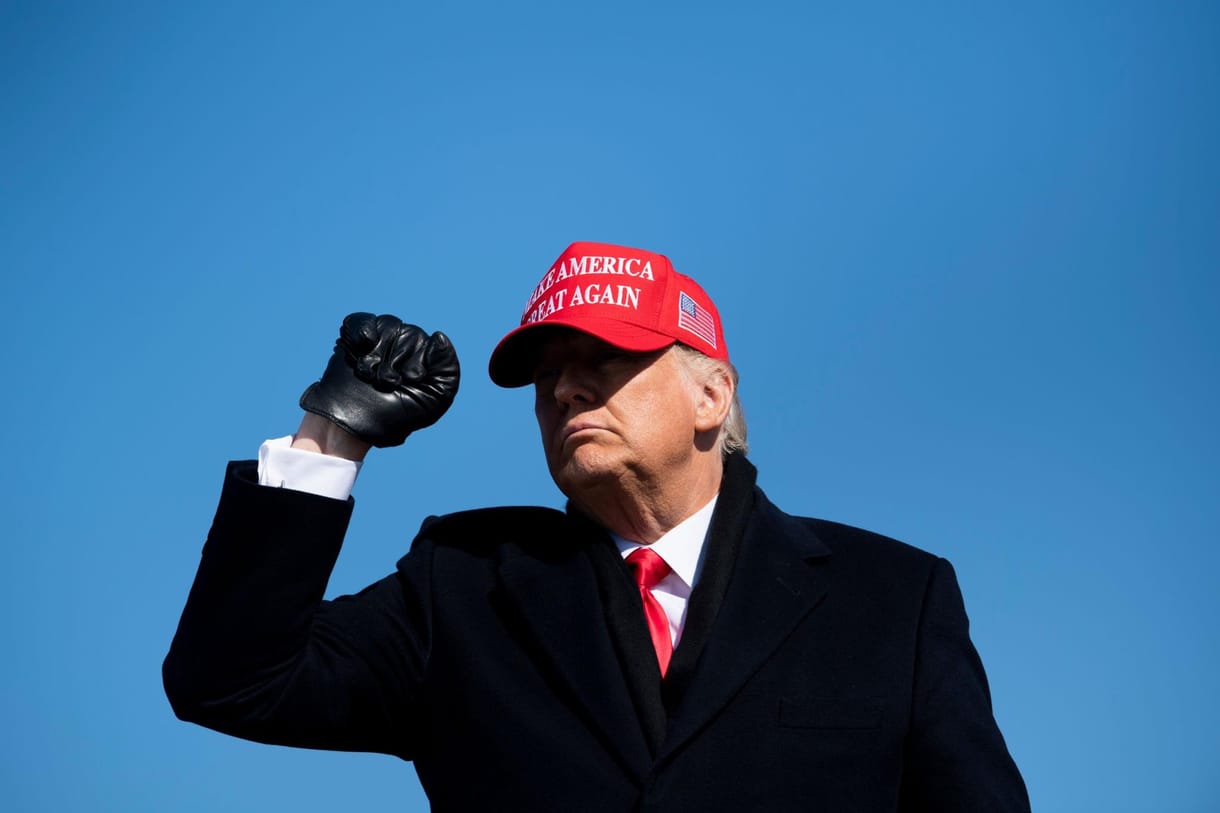 Perek özöne zúdulhat a Fehér Ház kapuján kilépő Trumpra