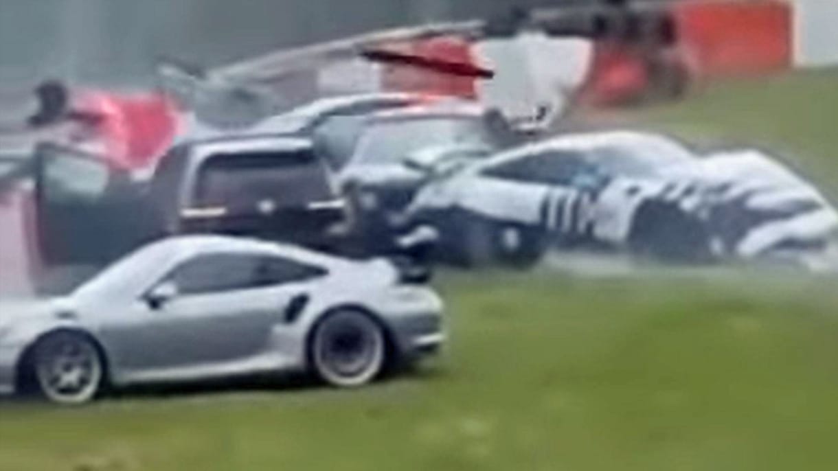 Félelmetes balesetsort hozott össze a vizes aszfalt a legutóbbi Nürburgring pályanapon – videó