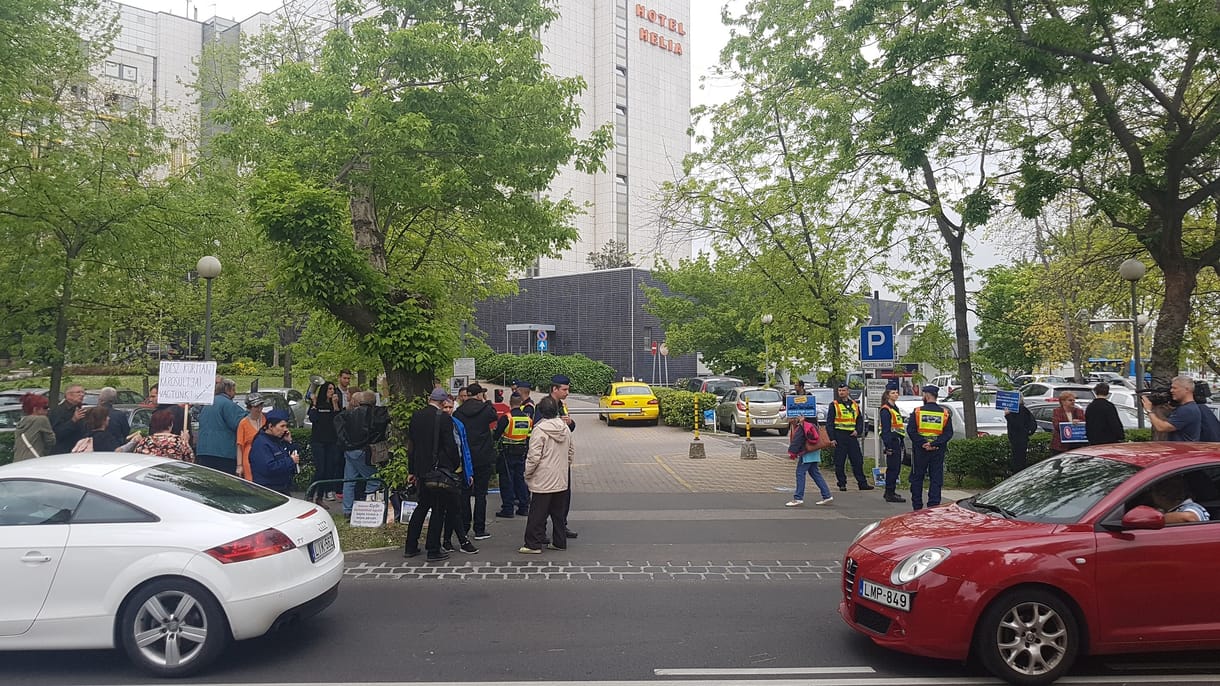 Tüntetéssel várták a Quaestor-károsultak a MOB-elnökválasztásra érkező Borkait – videó