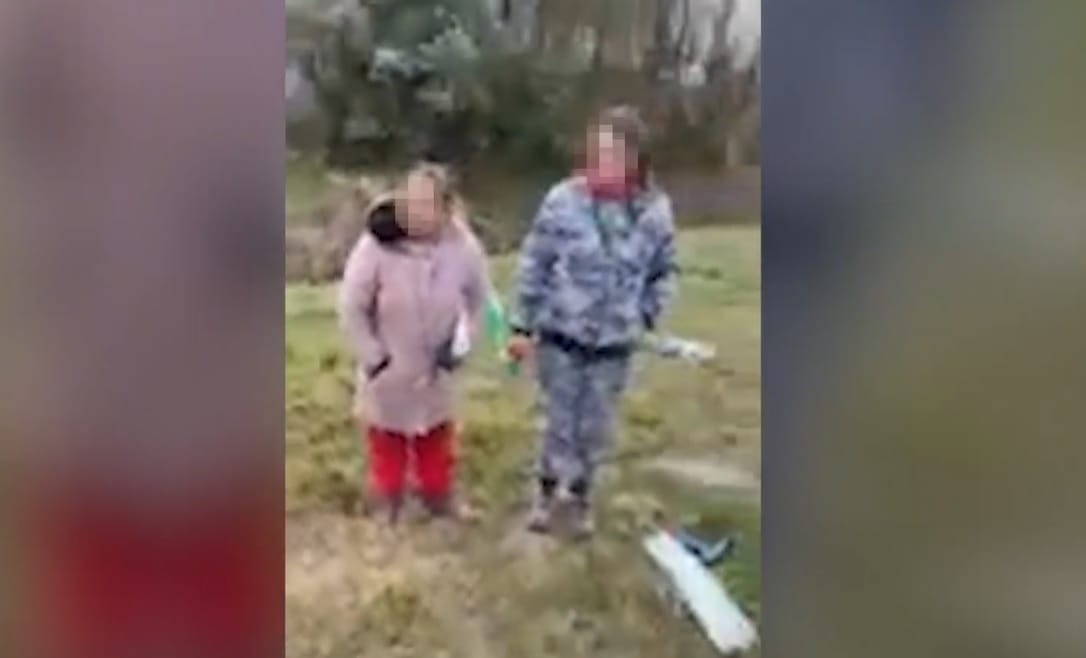 Közmunkások rakják ki a fideszes jelölt kampányplakátjait Pándon