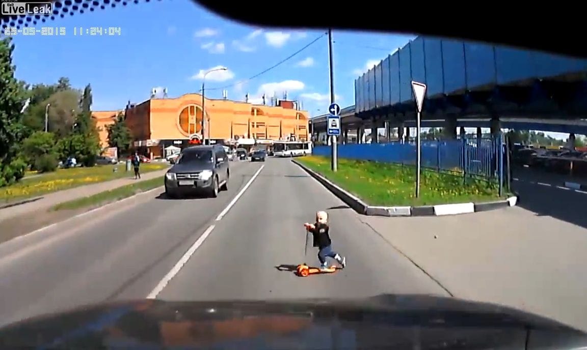 Videó: Ezért ne tévesszük szem elől a városban rollerező csemeténket