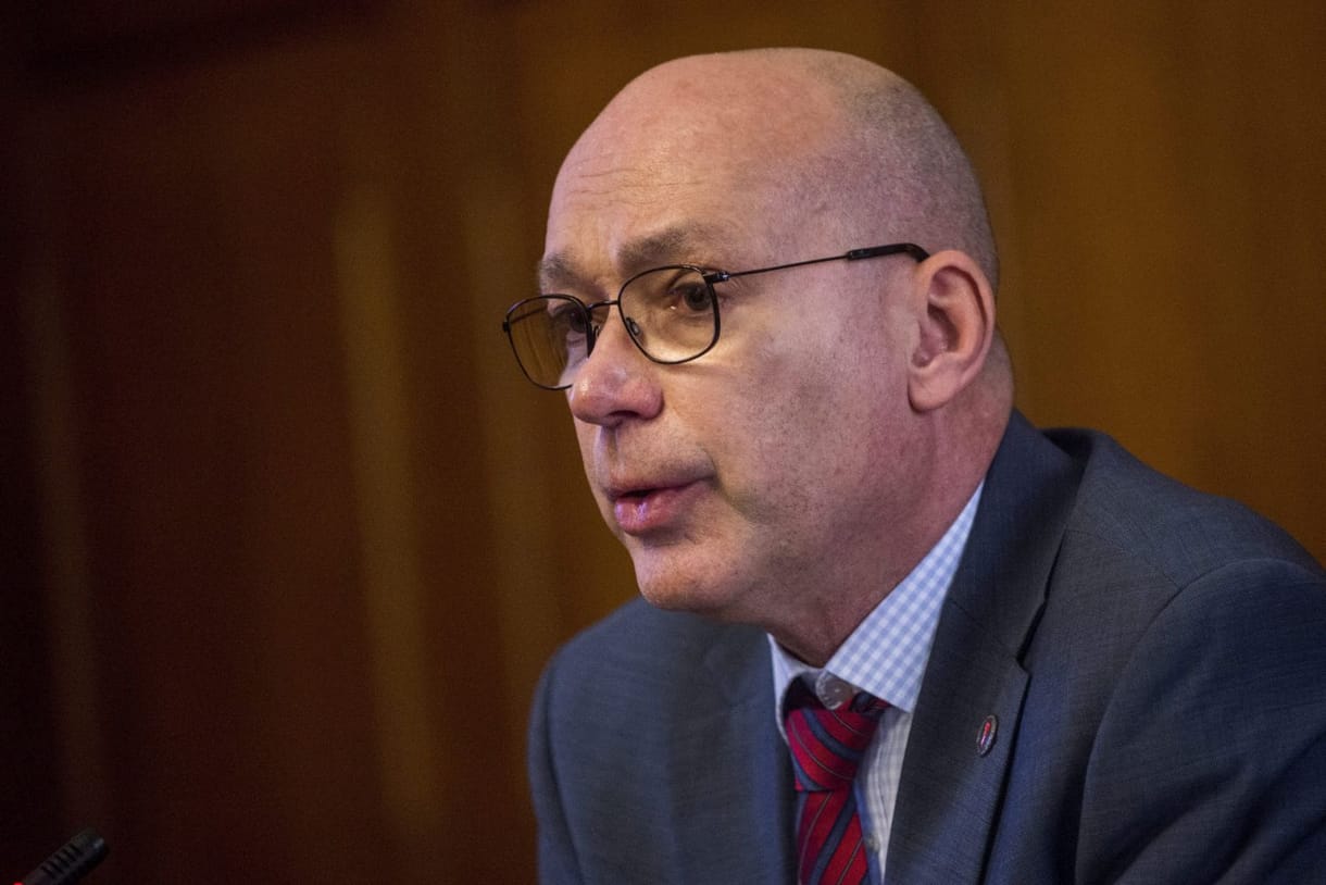 Péterfalvi: Közérdekű adat, hogy mennyi pénzből ül repülőre a miniszterelnök