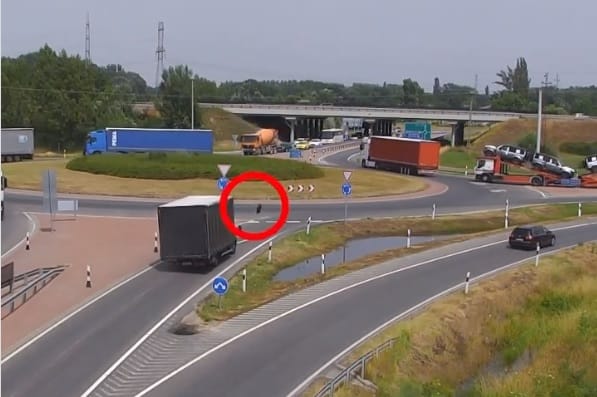 Menet közben esett le egy teherautóról két kerék Győr mellett – videó