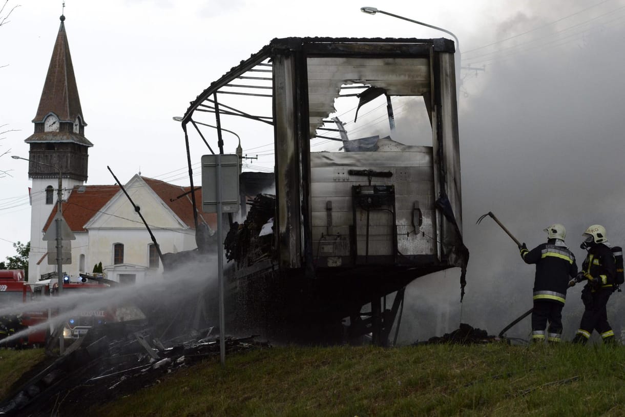 Fotók: Ennyi maradt a Kenderesen kigyulladt kamionból