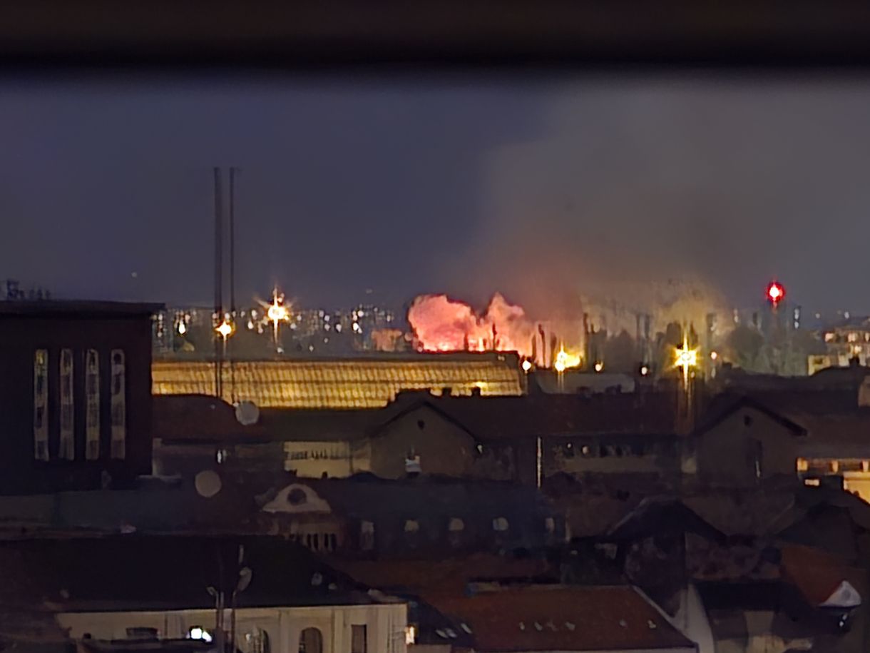 Hatalmas lángokkal égett a hulladék Rákosrendezőn, fotókon a tűz