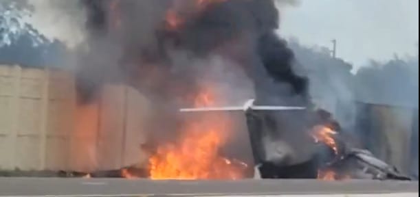 Floridai autópályán akart leszállni egy kisgép, ütközött egy autóval, ketten meghaltak