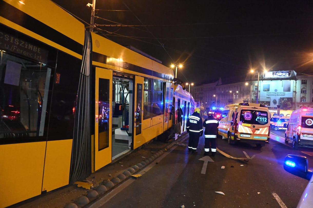Két villamos összeütközött a Petőfi hídon