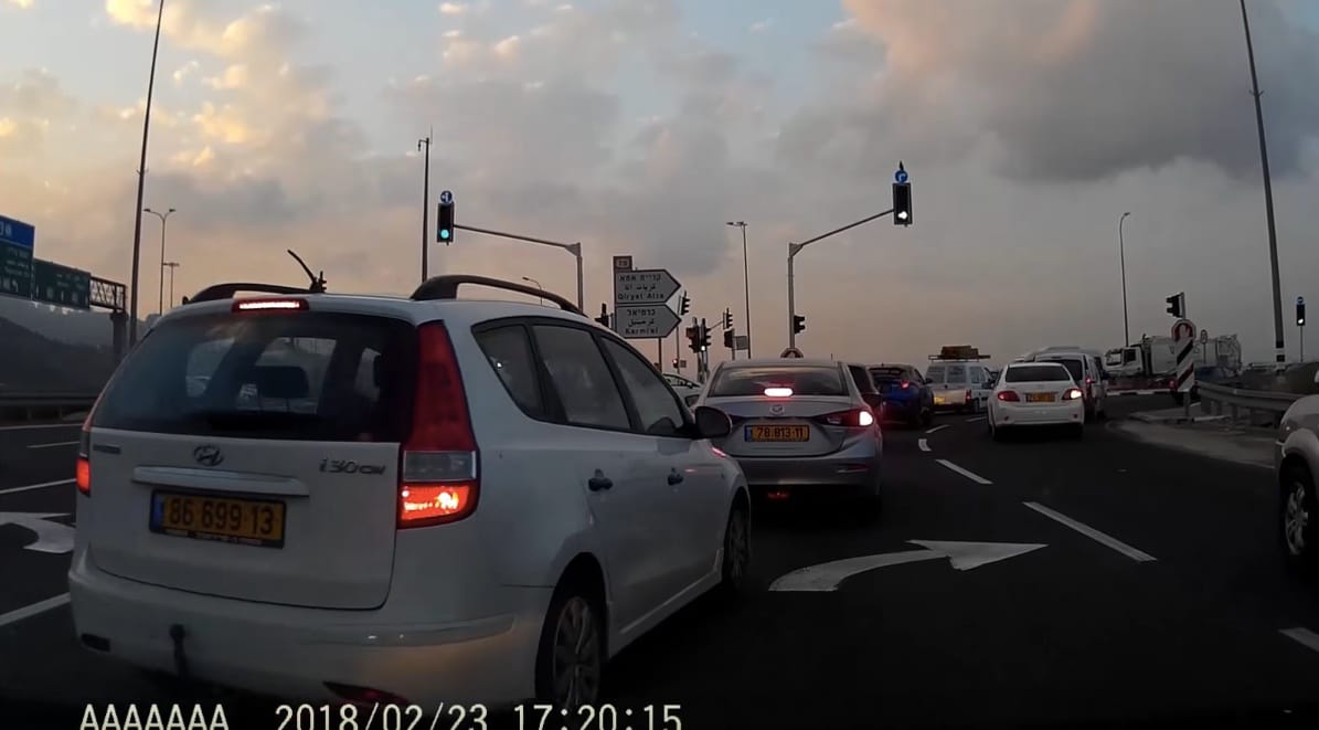 Instant karma: agresszíven előzött a szabálytalan sofőr, azonnal ráfázott – videó