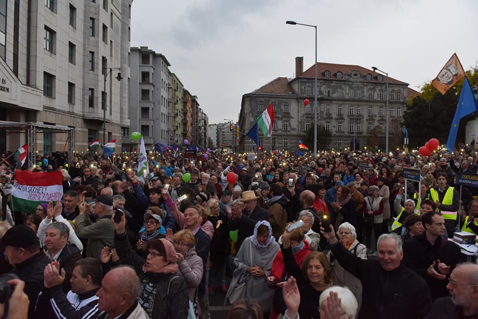 Térképen mutatjuk, honnan golyózza ki a nagy ellenzéki tüntetéseket a kormány