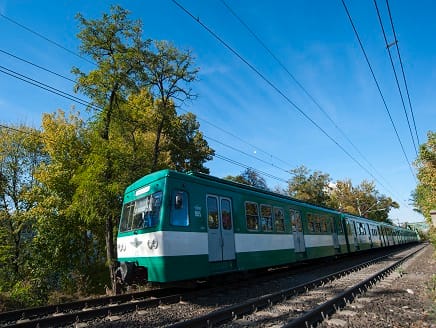 A HÉV elé ugrott egy taxisofőr, miután elgázolt egy motorost