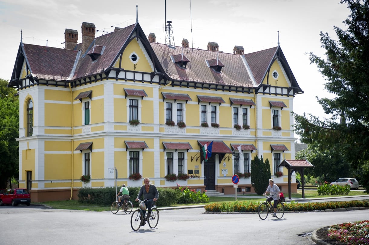 Ahol a postás is piros Alfa Romeón jár – Mezőhegyesen jártunk