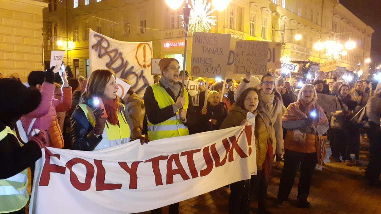 Szegeden a pénteki sztrájkra tüntetéssel hangolódtak a tanárok