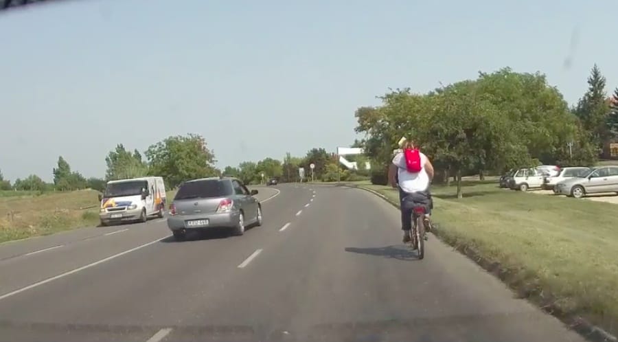 Az ilyen manőverért haragszik sok autós a kerékpárosokra – videó
