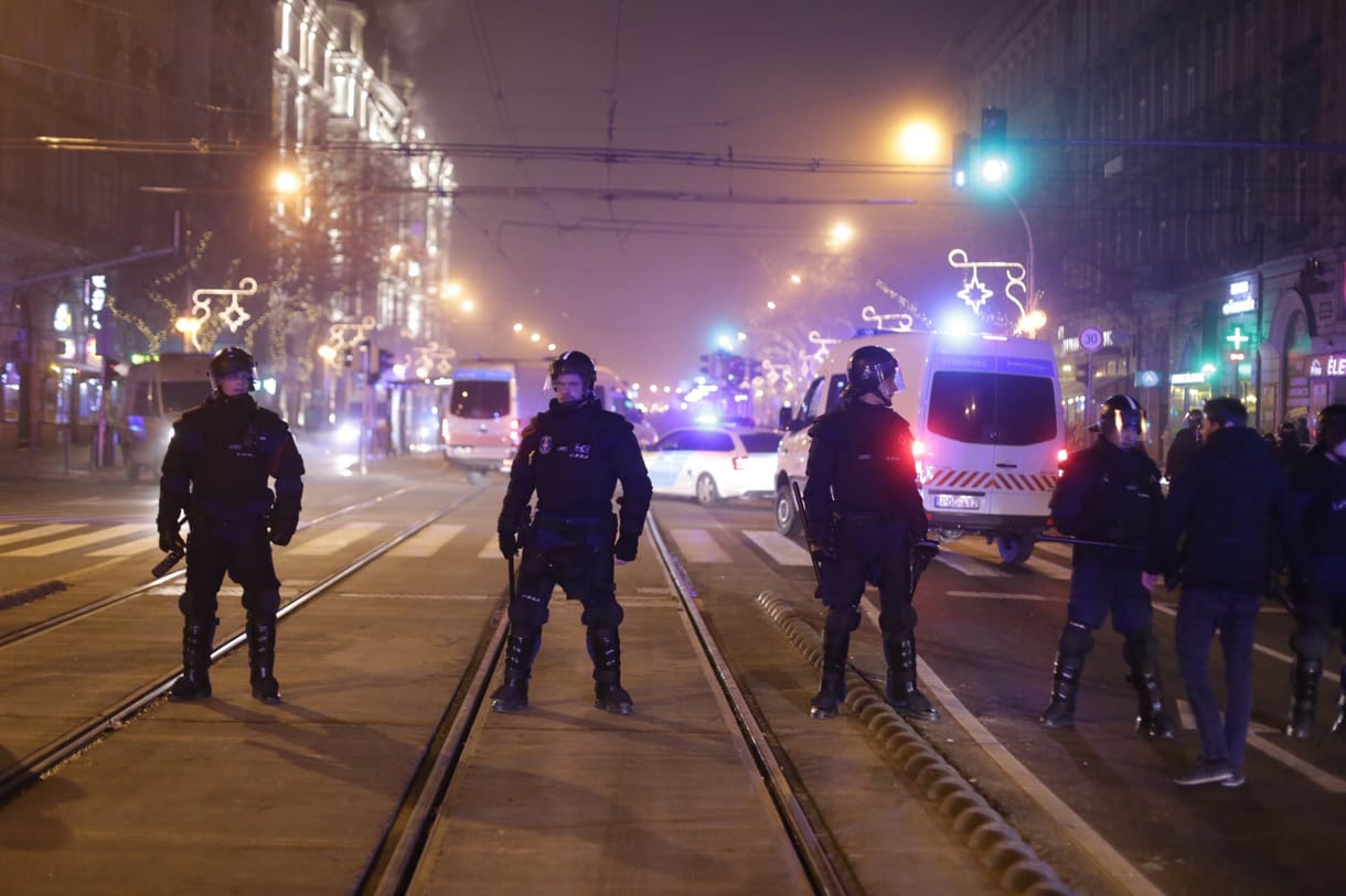 Videó: Rendőrségi furgon tolta előre az egyik tüntetőt a Nyugatinál