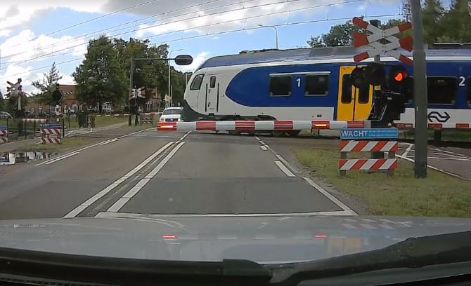 Traktort sodort el a mozdony egy vasúti átjáróban