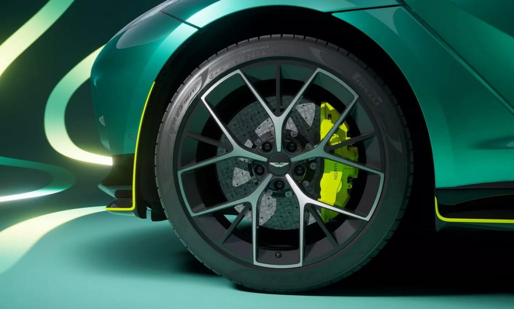 F1-lázban ég az Aston Martin bivalyerős új divatterepjárója