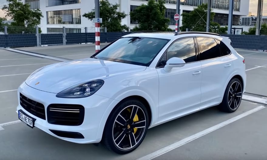 Videó: így száguld 330 km/h-val a Porsche nagy divatterepjárója
