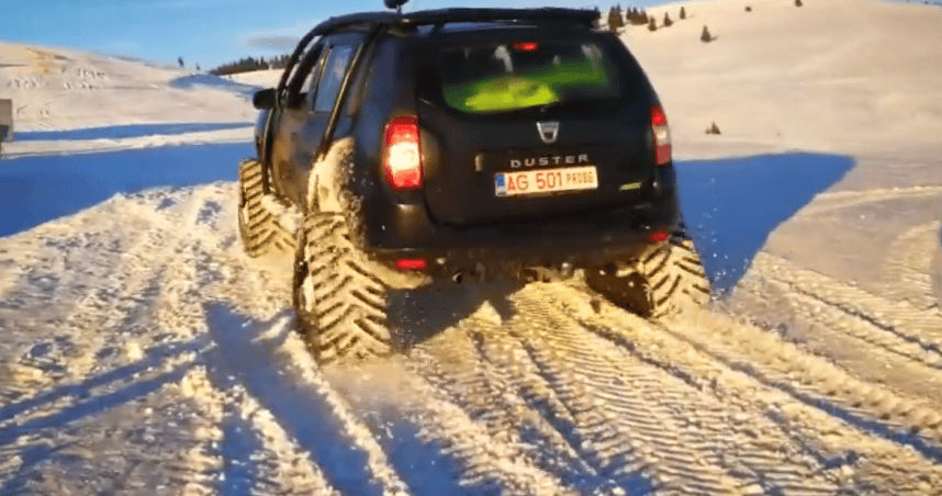 Videó: simán felmegy a sípályán a hernyótalpas Dacia