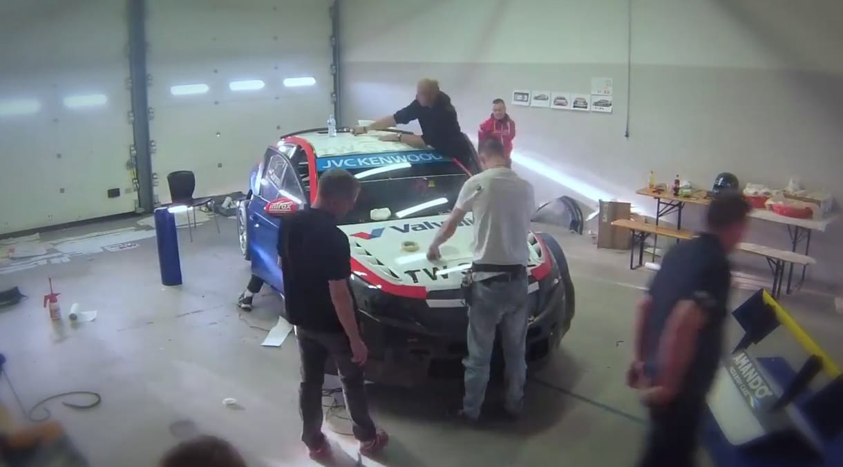 Így öltöztetnek fel egy WTCC-s versenygépet - videó