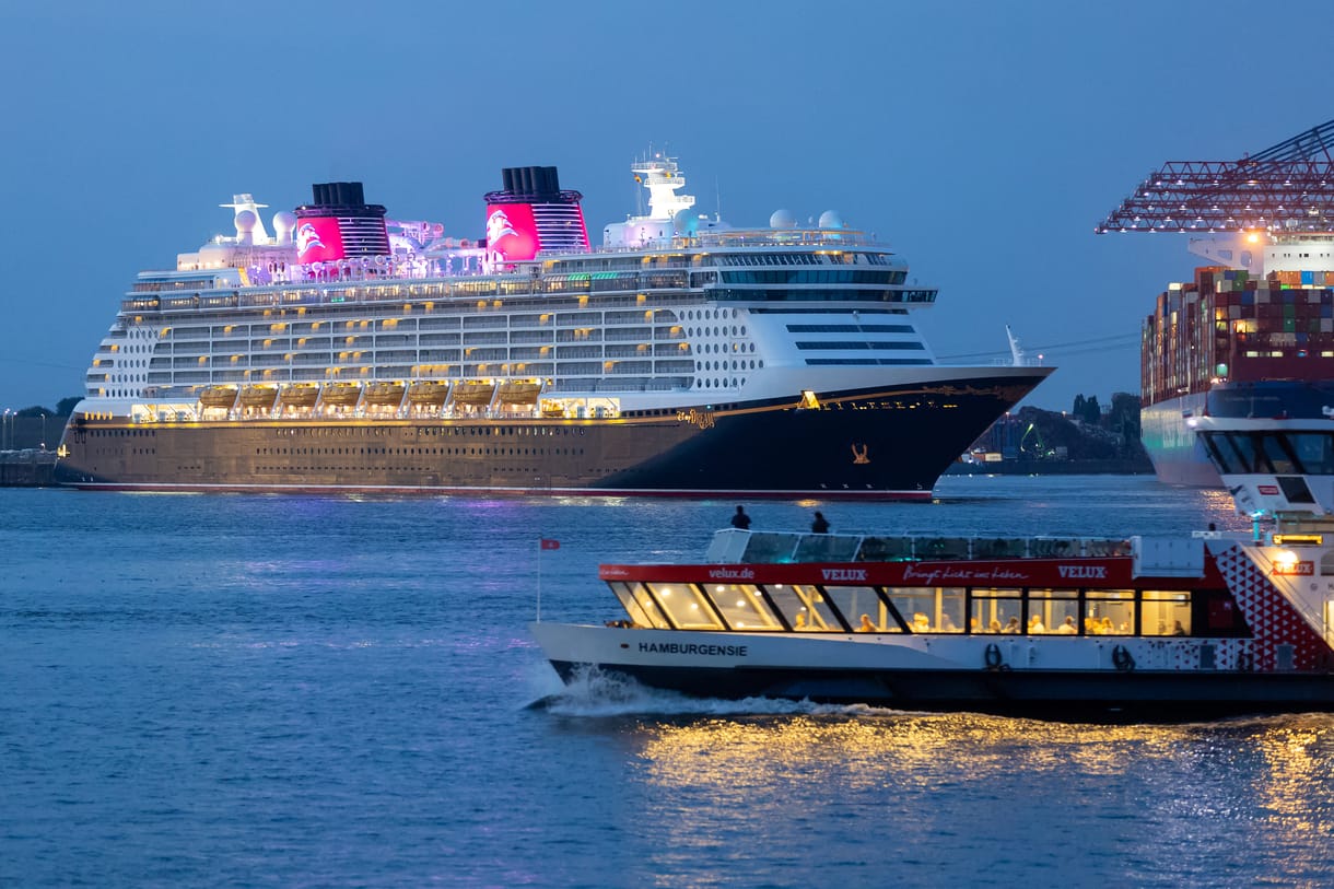 Baleset történt a Disney nyaralóhajóján, két embert kellett kimenteni a tengerből