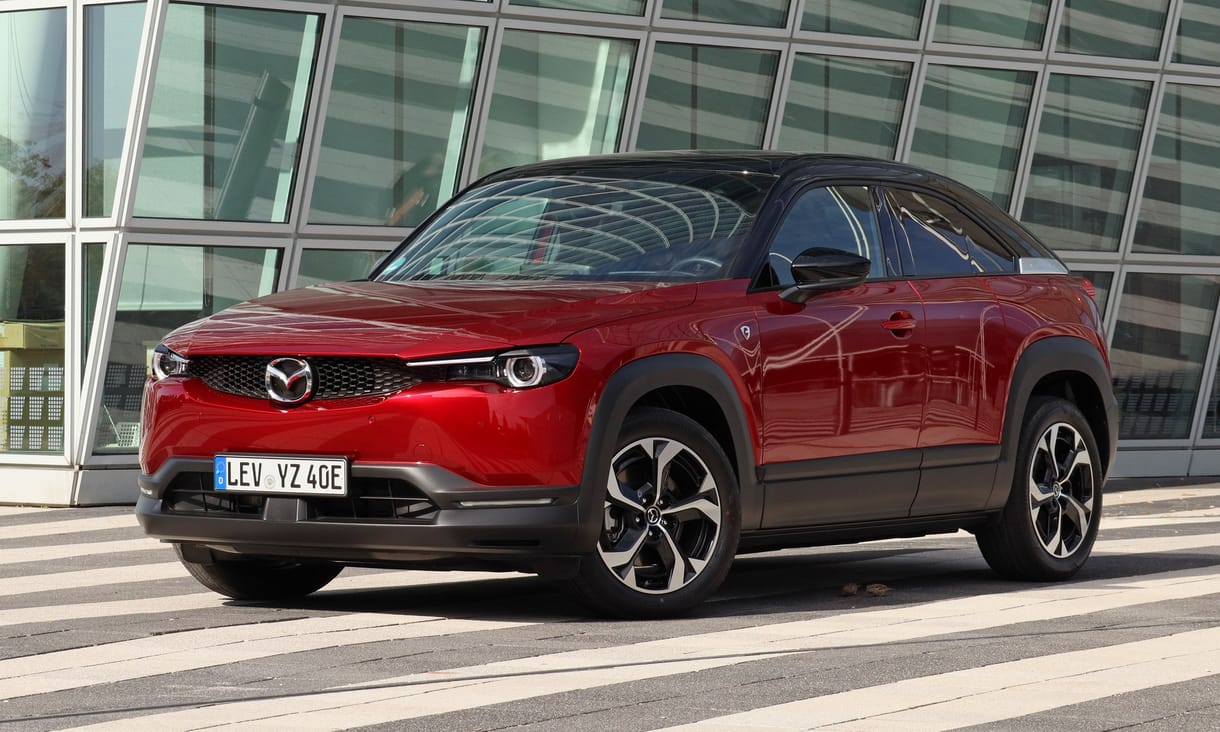 Mit keres egy benzinmotor a Mazda villanyautójában? Teszten a Wankel-motoros új MX-30